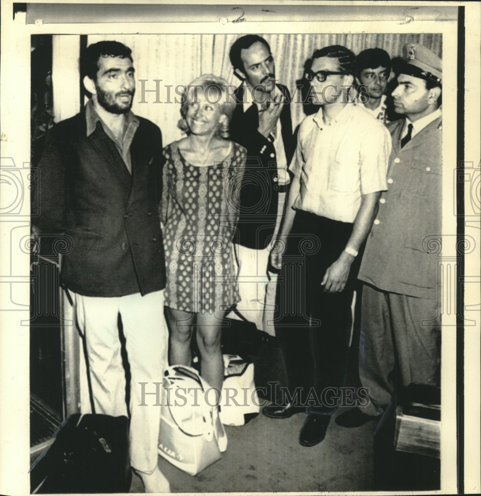 1969 Press Photo David Fitelson and Vianne Perry after Boeing 707 hijacking-Historic Images