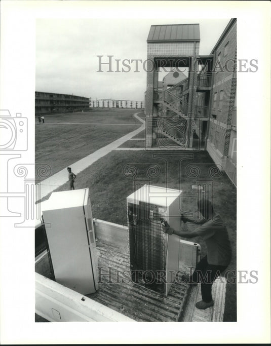 1995 Press Photo HANO employee unloads a new refrigerator at Fischer Housing - Historic Images