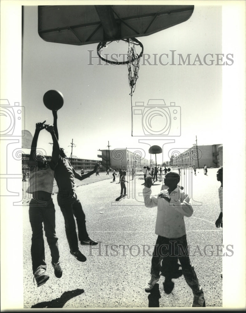 1988 Press Photo Youngsters play basketball near Fischer Housing Project - Historic Images