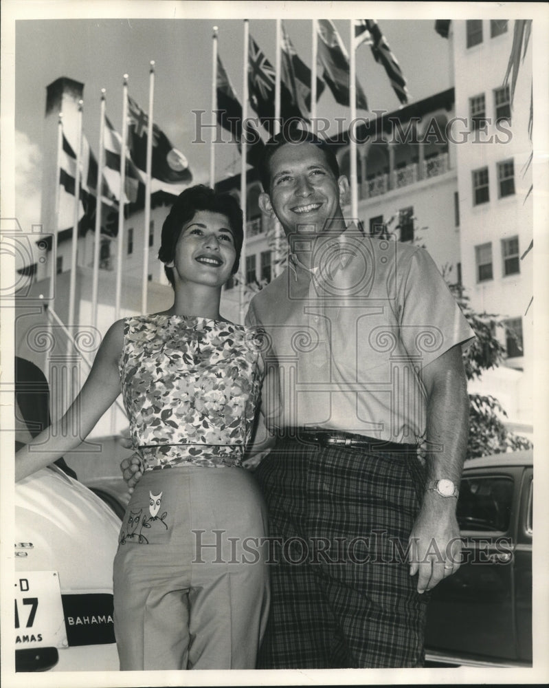 1960 Press Photo Mr. &amp; Mrs. James Friedberg at British Colonial Hotel in Nassau - Historic Images