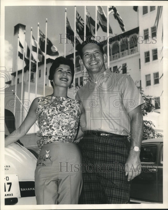 1960 Press Photo Mr. & Mrs. James Friedberg at British Colonial Hotel in Nassau - Historic Images