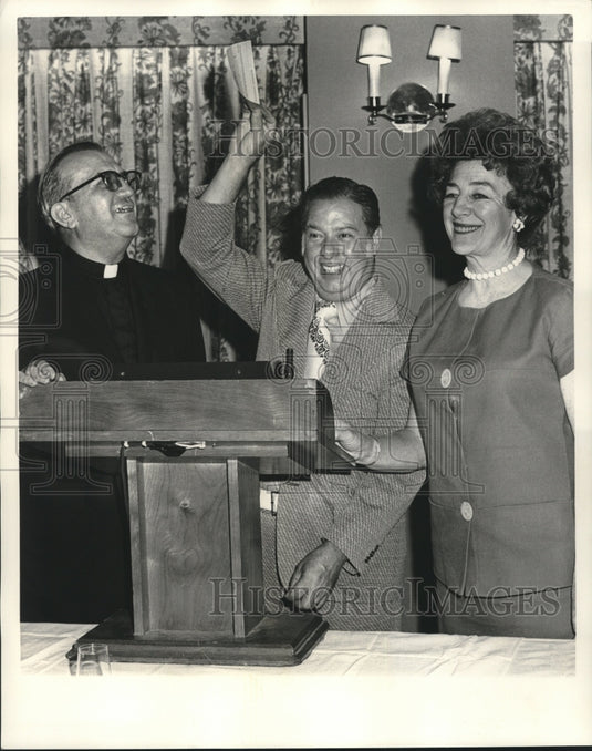 1972 Joe Gemelli, with check, & others of St. Mary's fund meeting - Historic Images