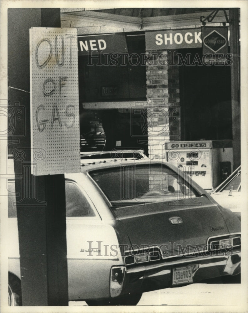 1974 Press Photo Gas Station on 1426 S. Jeff Davis &quot;Out of Gasoline&quot; - nob18681-Historic Images