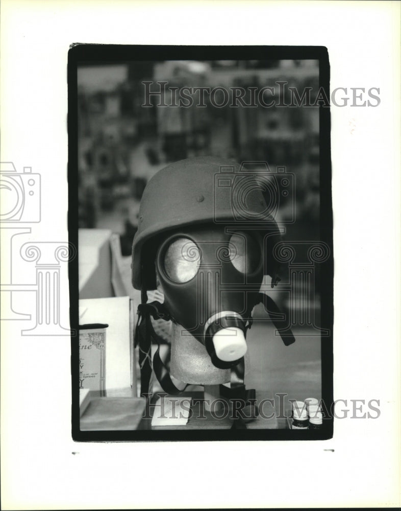 1992 Press Photo Gas mask worn by Israelis during Gulf War on sale in Slidell - Historic Images