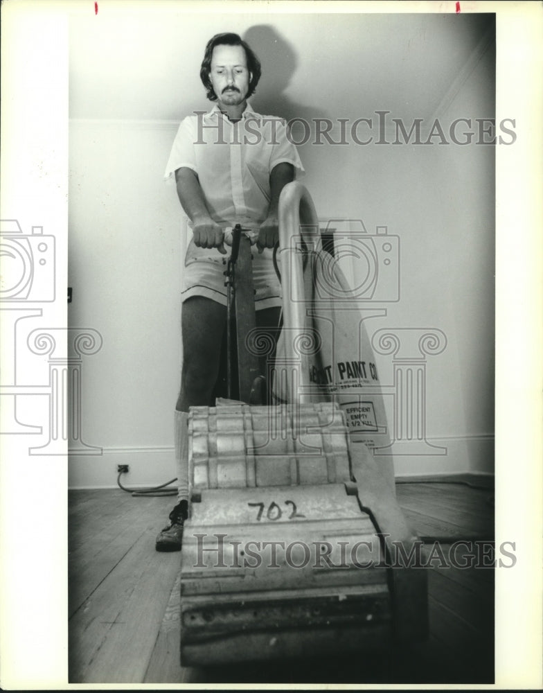 1990 Press Photo A carpenter sanding hardwood flooring - Historic Images