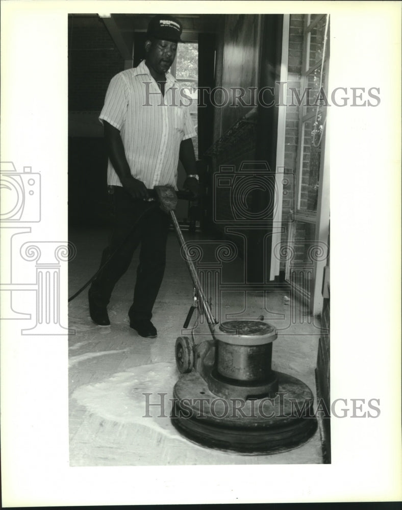 1994 Press Photo Albert Robertson Sr. strips floor at Norco Elementary cafeteria - Historic Images