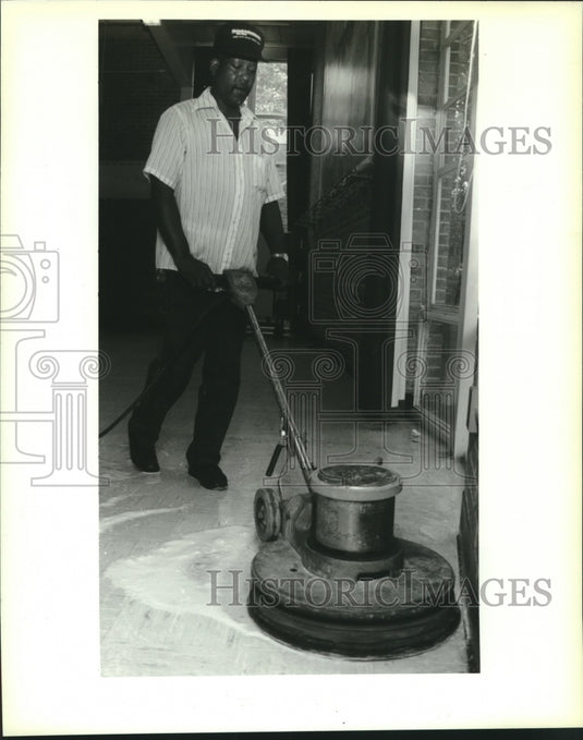 1994 Press Photo Albert Robertson Sr. strips floor at Norco Elementary cafeteria - Historic Images
