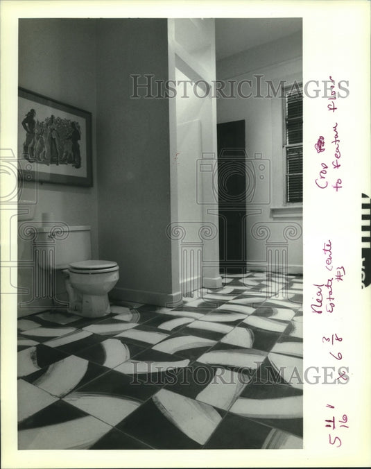 1989 Press Photo Mary Tait's bathroom at 701 Elenore, hand painted floor tile - Historic Images
