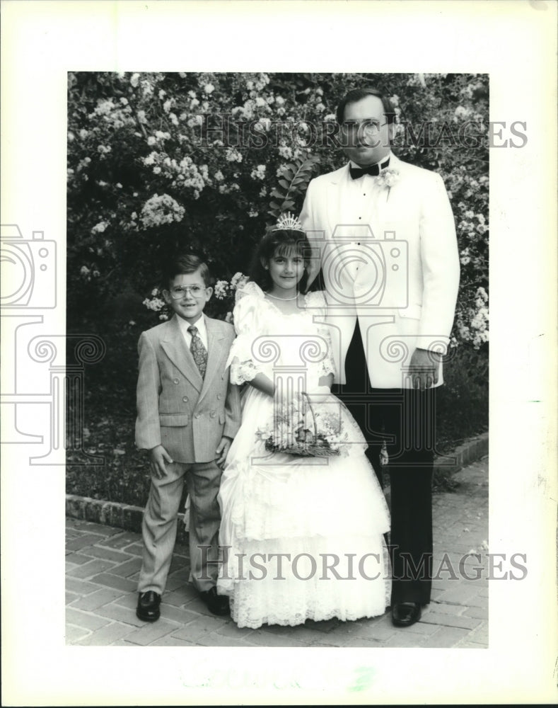 1990 Press Photo Richard Jr., Candace and Richard Schwab at The Floral Trail - Historic Images