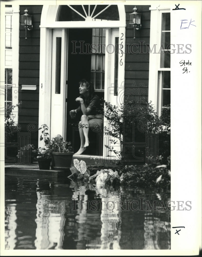 1991 Press Photo Anna Meyers of Chalmette surveys flood in front of her home - Historic Images