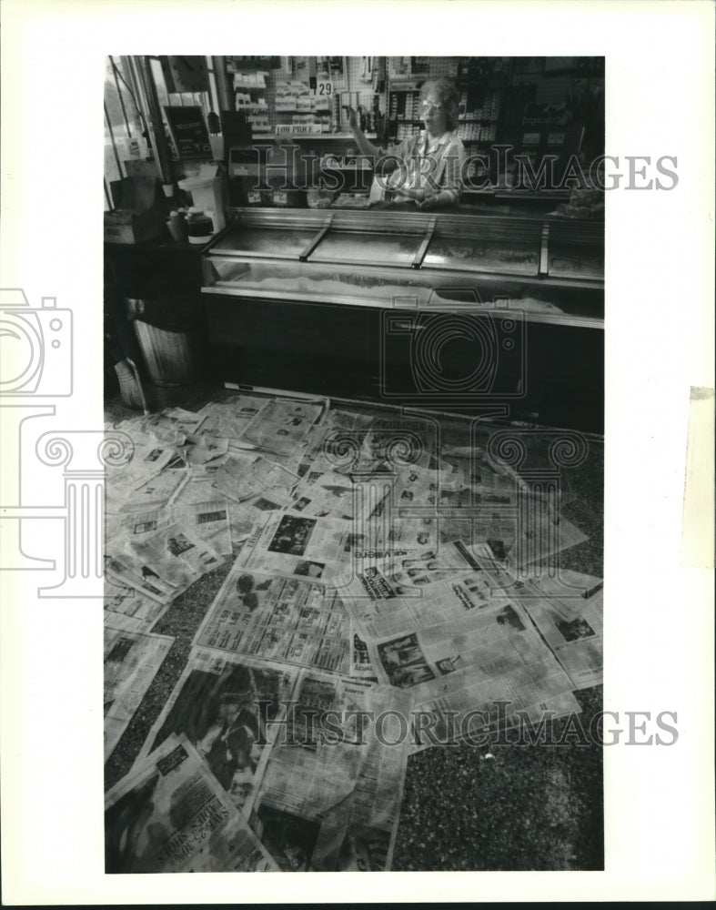 1991 Press Photo Frances Dominique, cashier at the flooded Quik Pak Store - Historic Images