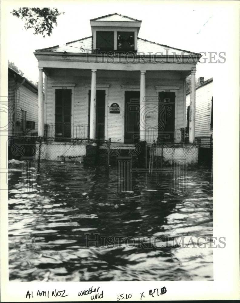 1991 Press Photo A man peers from his flooded home on Louisiana near La Salle - Historic Images