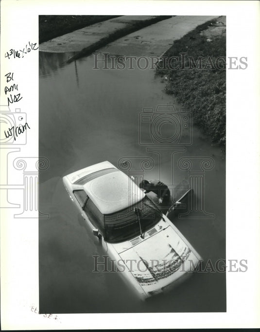 1992 Press Photo Walter Castro collected his valuable from his submerged car - Historic Images