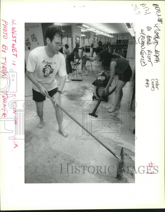 1994 Press Photo Students & teachers mops the floor of their flooded school - Historic Images