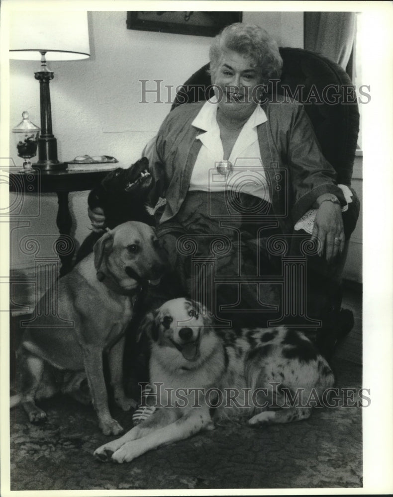 1992 Press Photo Katie Planche Friedrichs relaxing at her home with her pet dogs - Historic Images