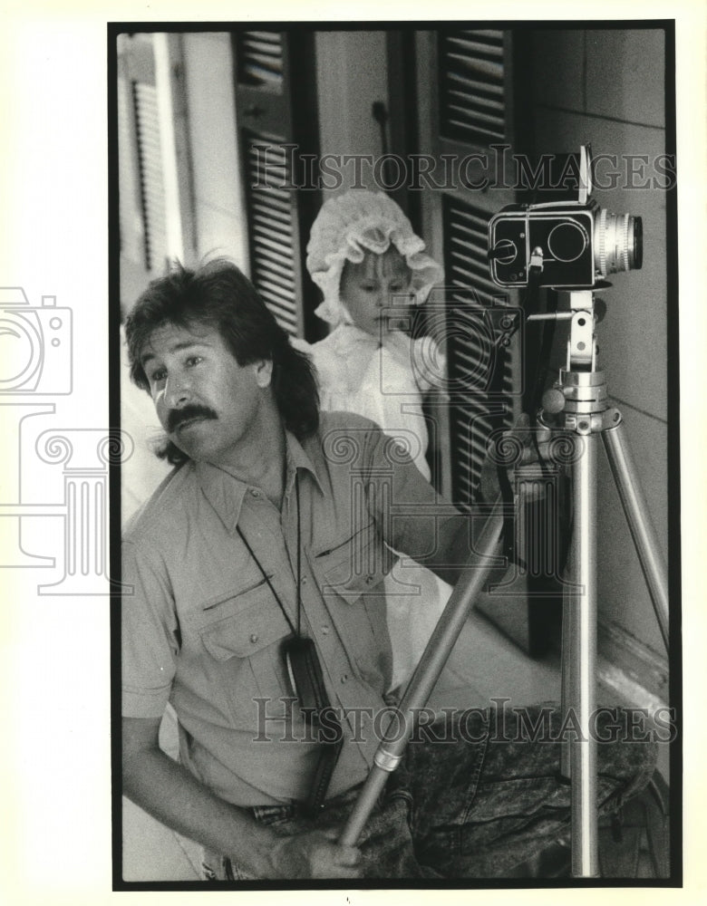 1988 Press Photo Stephen Friend prepares equipment for photo shoot with daughter - Historic Images