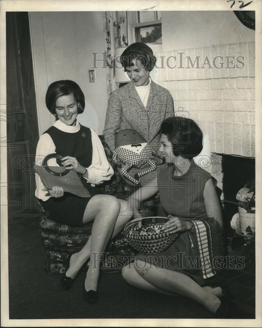 1969 Press Photo Pi Beta Phi Alumnae entertained at tea and a benefit card party - Historic Images