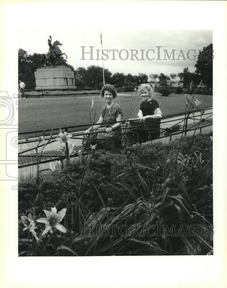 1991 Press Photo Ruthie Frierson and Lulie McDonald in Jackson Square - Historic Images