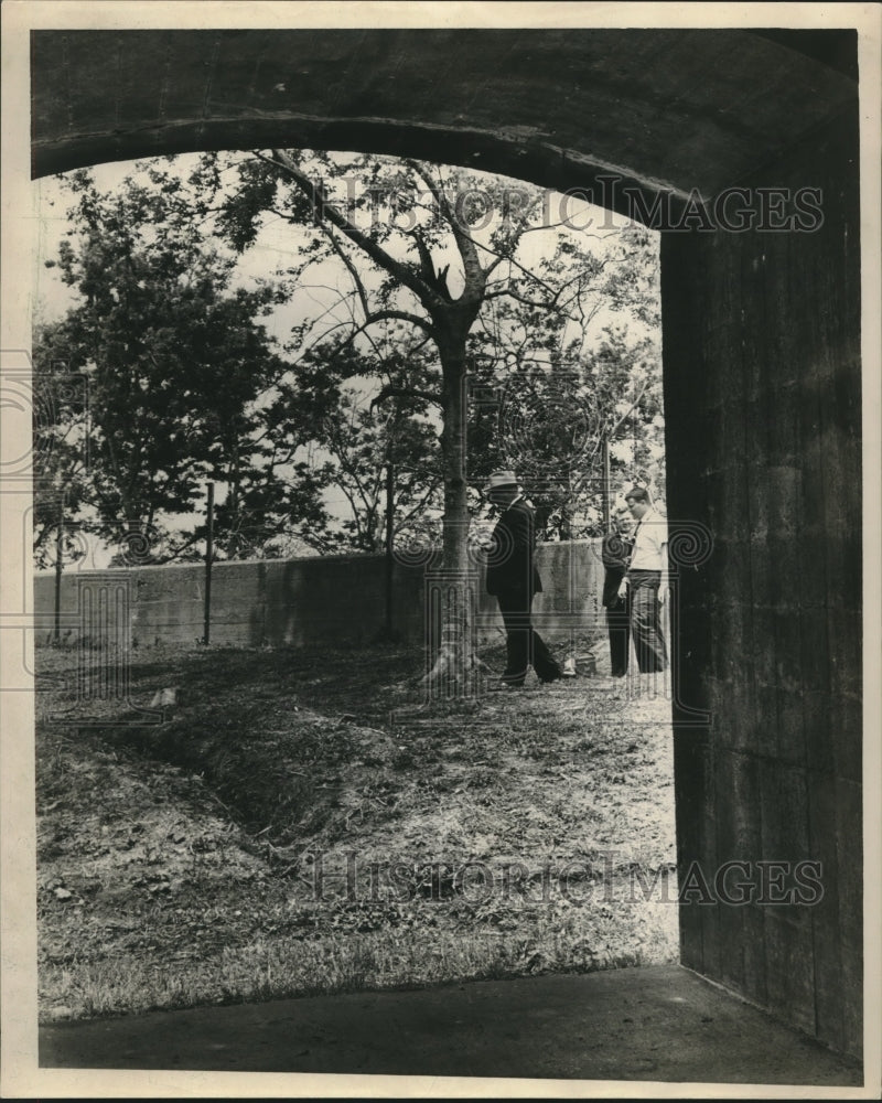 1964 Press Photo Government officials inspecting the Fort Saint Phillip compound - Historic Images