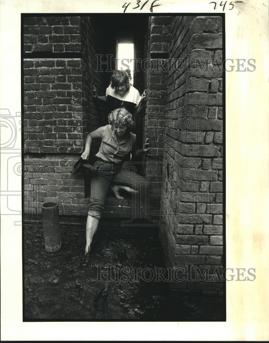 Press Photo 4-H workers Iris Webb & Sally Armel tours Fort Proctor - nob18863 - Historic Images