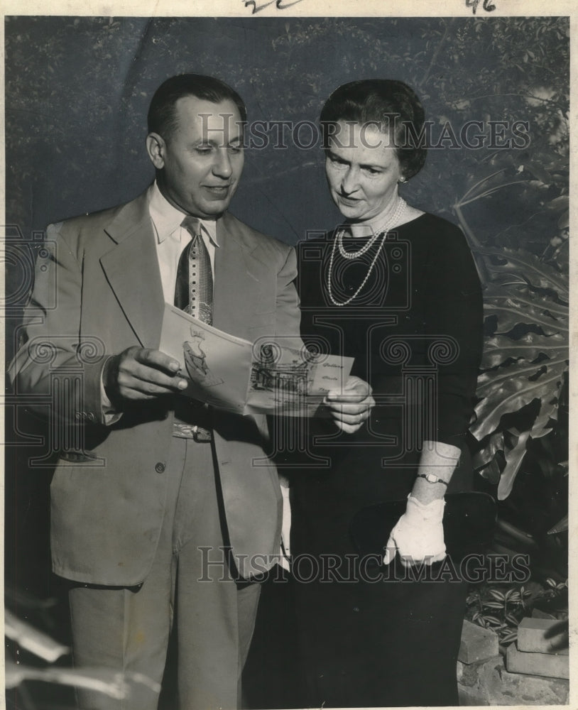 1959 Press Photo Mr and Mrs Charles Herbert Flotte reading a catalog - Historic Images