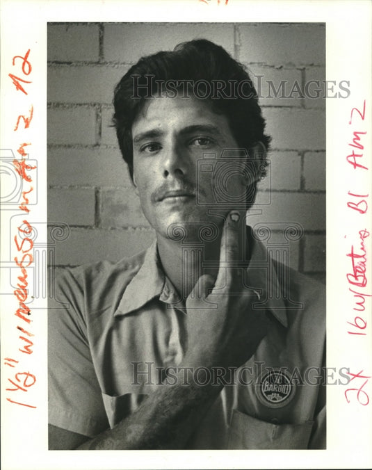 1988 Press Photo Michael Granier points to where a Plaquemines sheriff punch him - Historic Images