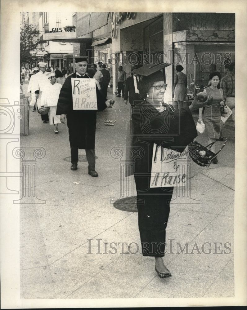 1970 Press Photo Mrs. Alma Granderson and teacher McDonough at Canal St. - Historic Images