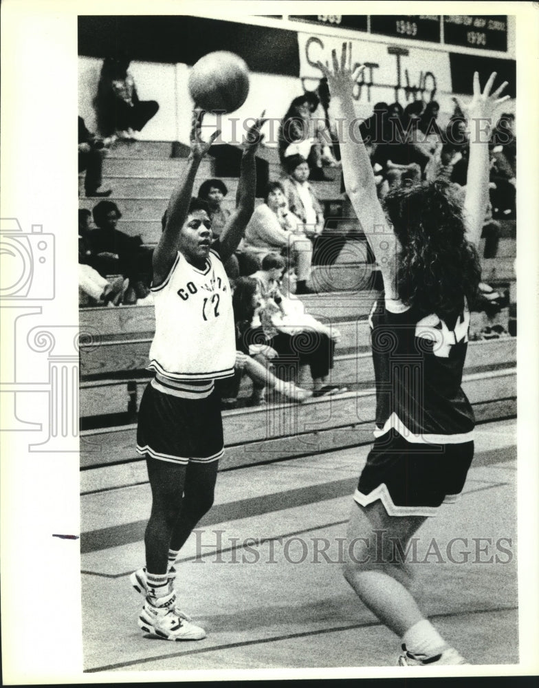 1991 Press Photo Covington&#39;s Janice Gray shoots over arms of Mandeville defender - Historic Images