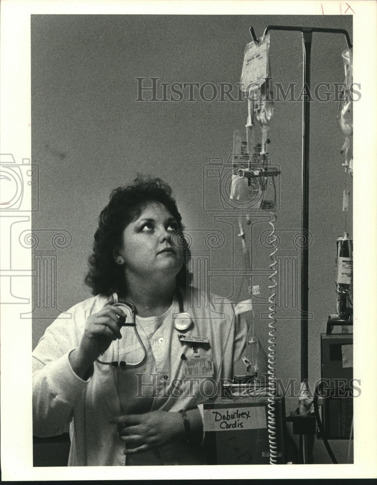 1986 Press Photo RN Lois Frazier checks IV fluids at Earl K. Long Hospital - Historic Images