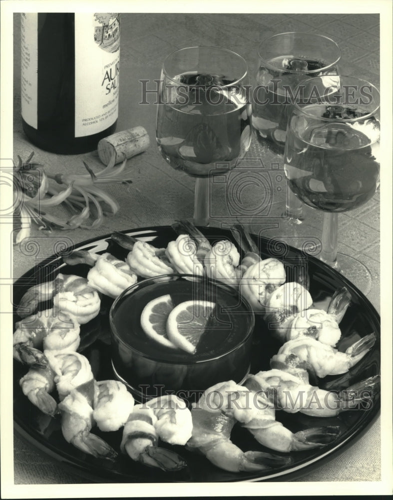 1987 Press Photo Shrimp cocktail ring and glasses of wine - Historic Images