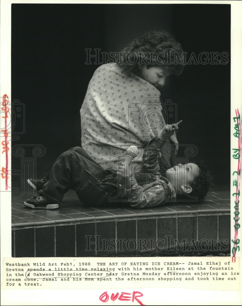 1988 Press Photo Jamal Elhaj and mother relax at Oakwood Shopping Center - Historic Images