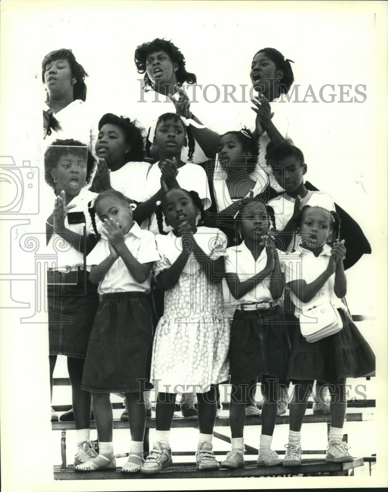 1990 Press Photo Youths singing at Gospel Concert - Historic Images