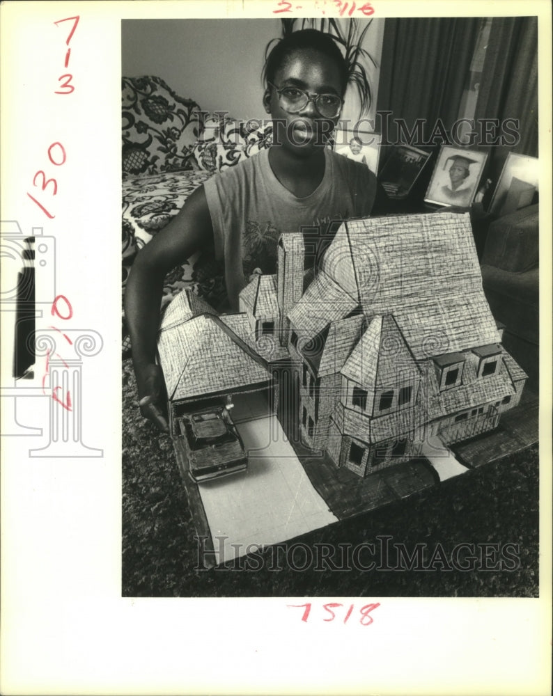 1988 Press Photo Kerrick Gordon with one of his cardboard home creations - Historic Images