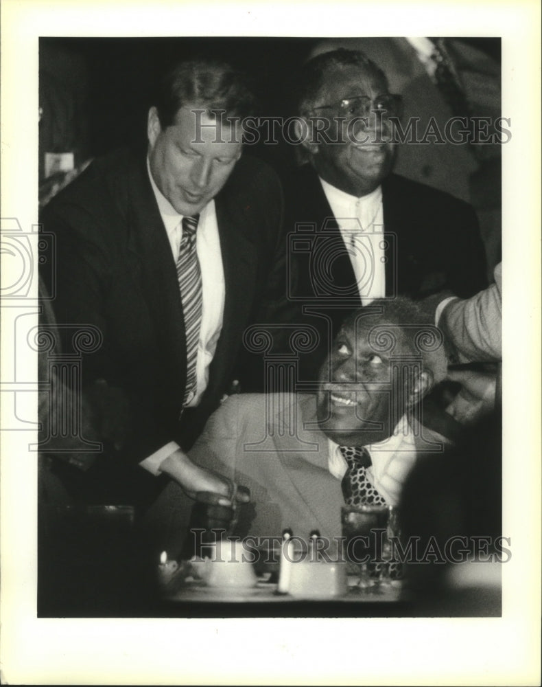 1995 Press Photo U.S. Vice President Al Gore shakes hands with Avery Alexander. - Historic Images