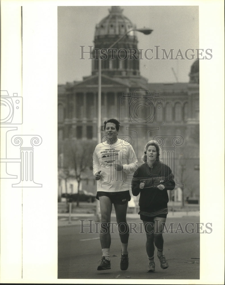 1988 Press Photo Al Gore Jr. jogs in Washington with his wife. - Historic Images