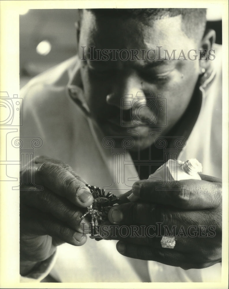 1994 Press Photo Artist Russell Gore of &quot;Made in the Ghetto&quot; Makes Jewelry - Historic Images