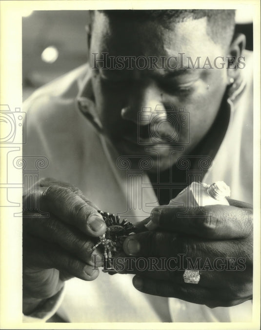 1994 Press Photo Artist Russell Gore of "Made in the Ghetto" Makes Jewelry - Historic Images