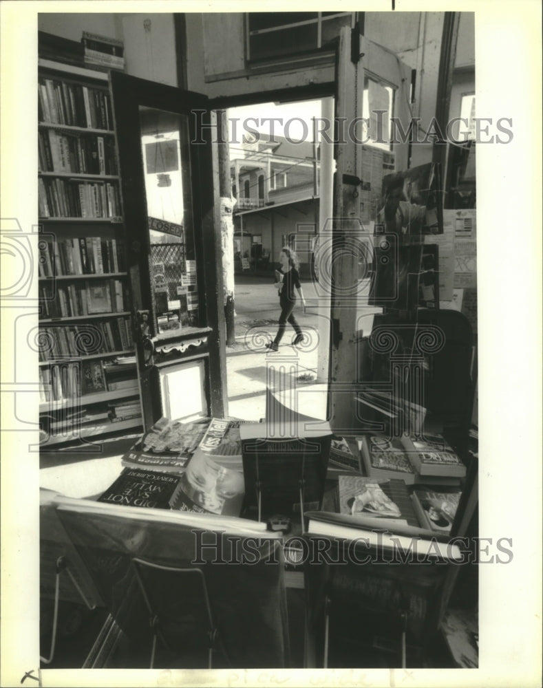 1991 Press Photo The view from the inside of the Fauborg Marigny Bookstore. - Historic Images