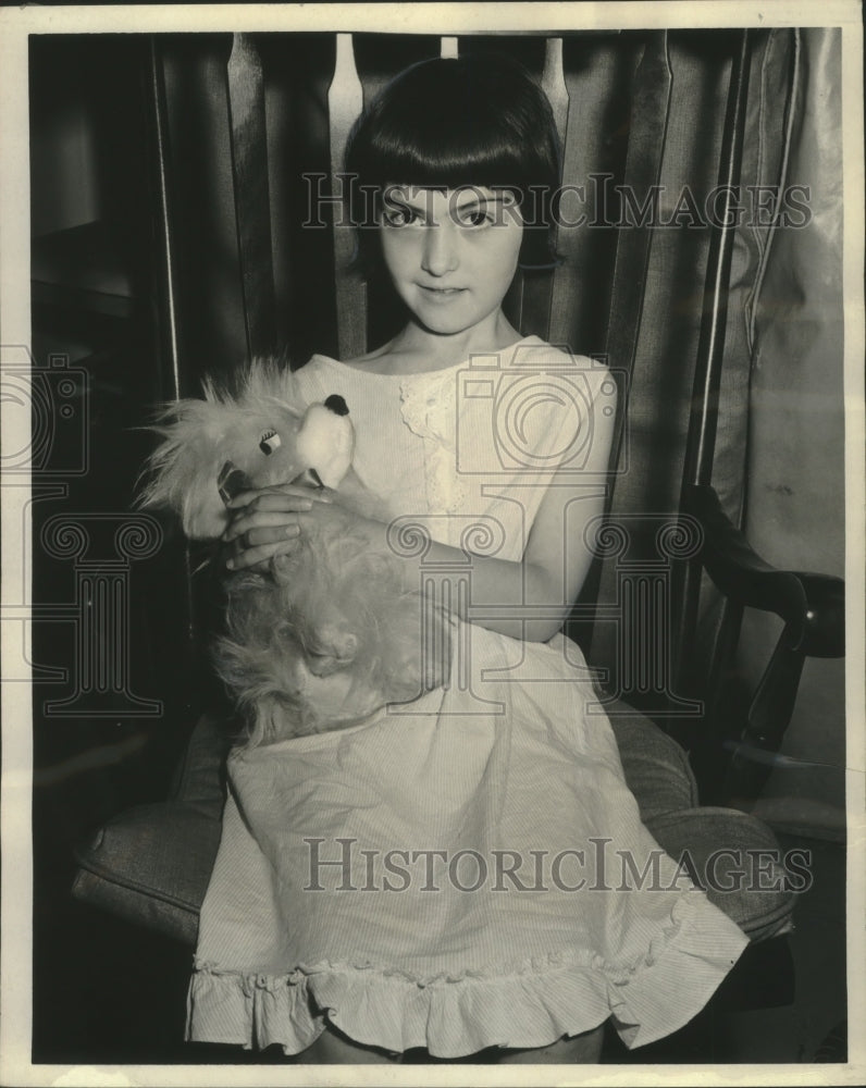 1965 Press Photo Maria Frentogs of Tripolis, Greece recuperates heart surgery - Historic Images