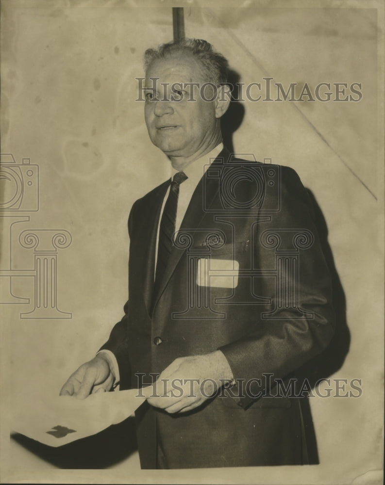 1968 Press Photo Edwin Friedricks speaks with teachers at The Fontainbleau - Historic Images