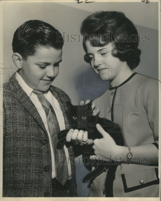 1964 Press Photo Tommy Dwyer and Debbie Wise hold black cat on Friday 13th - Historic Images