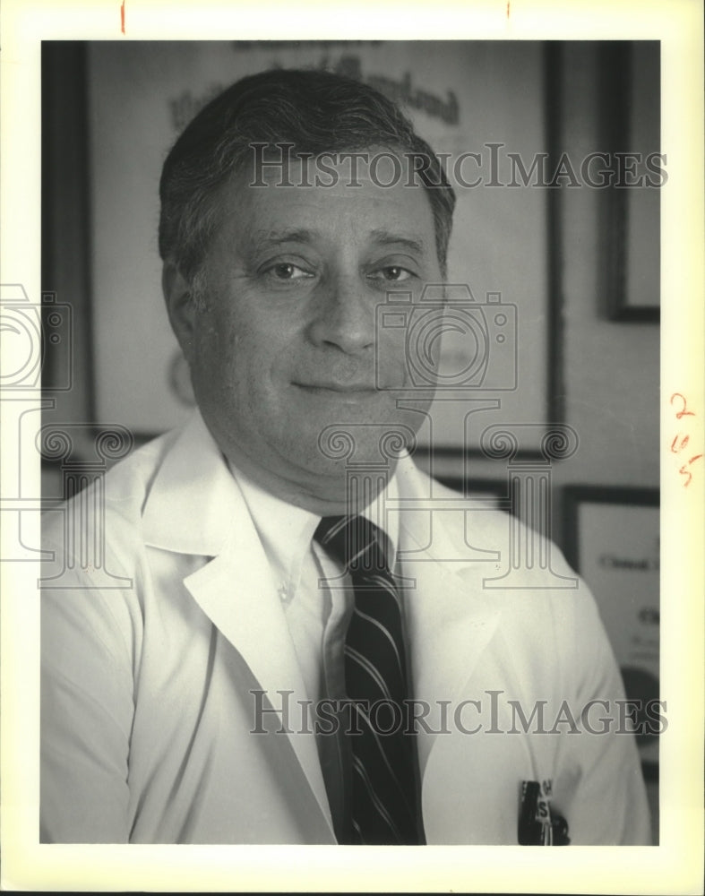 1988 Press Photo Alton Ochsner Medical Foundation vice president Dr. E. Frohlich - Historic Images