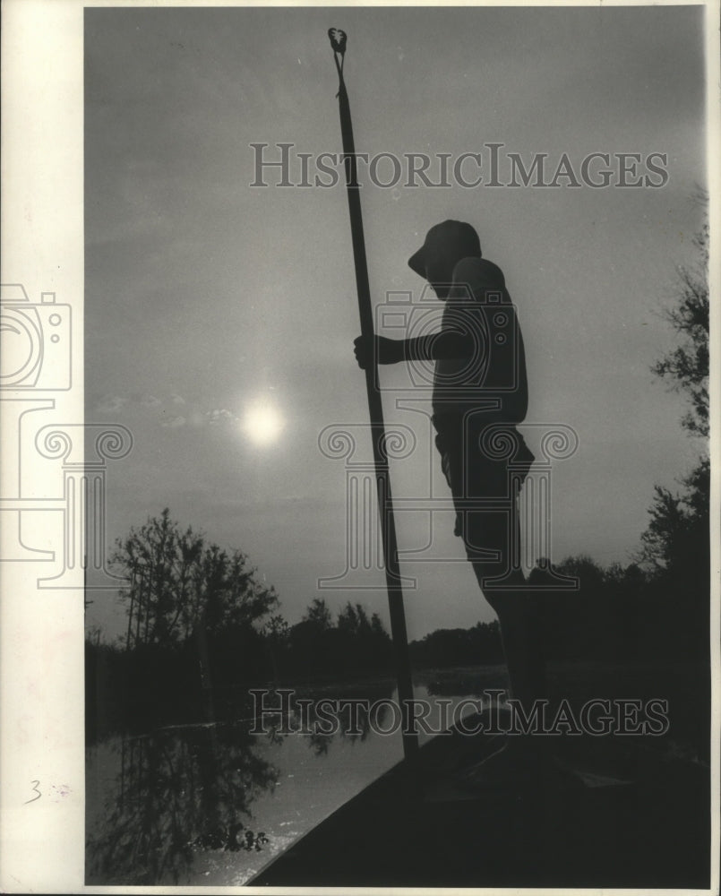 1969 Press Photo Bennie Paul Guillory with a Louisiana frog catcher in a skiff - Historic Images