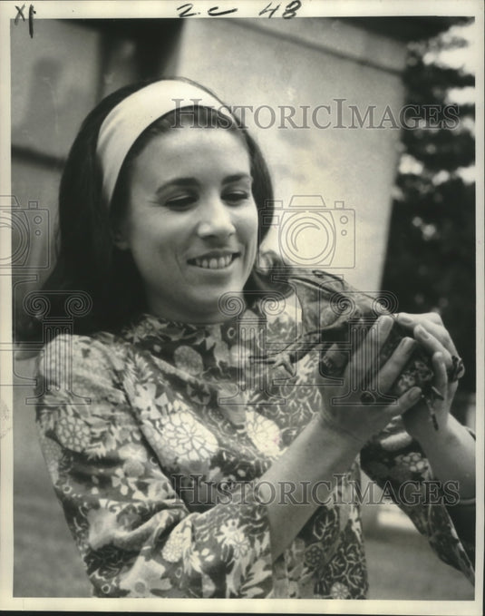1970 Press Photo Lunn Dysart says goodbye to famous frog, John's Money II - Historic Images