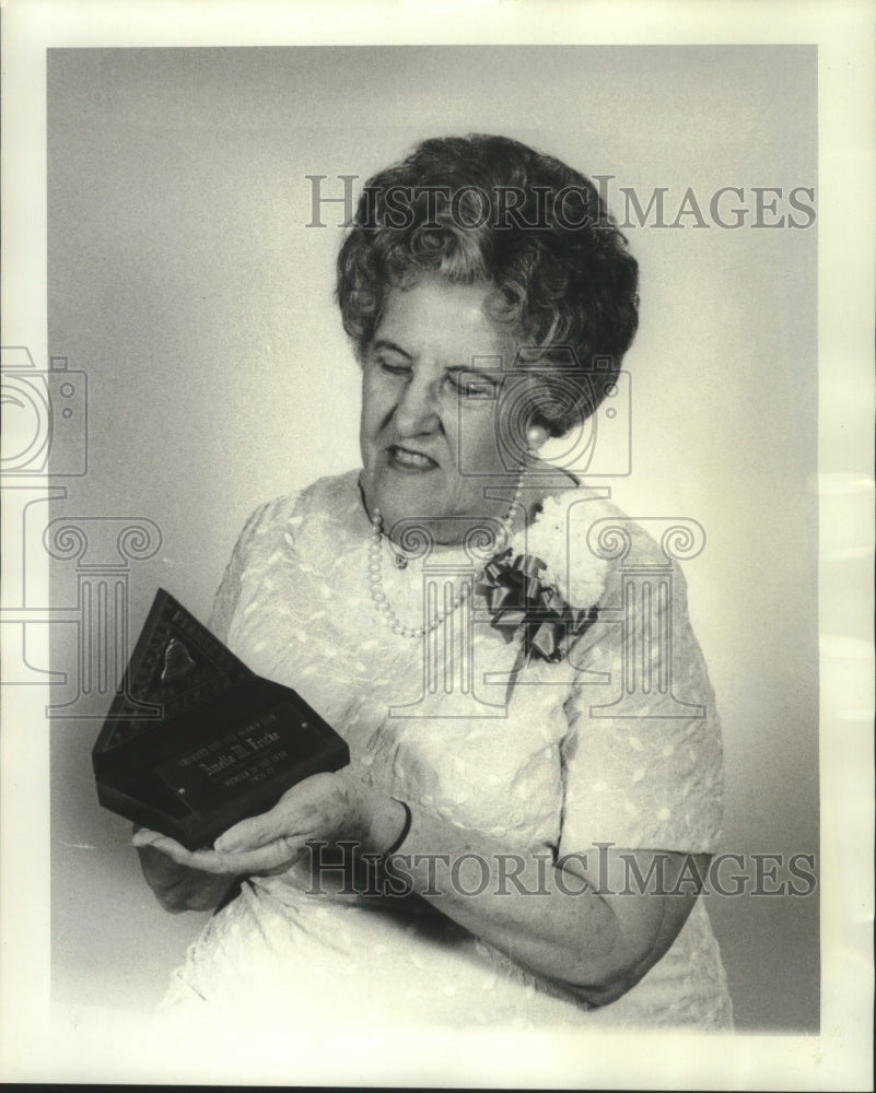 1977 Press Photo Amelia Fricke awarded Bell Telephone Pioneer of the Year award - Historic Images