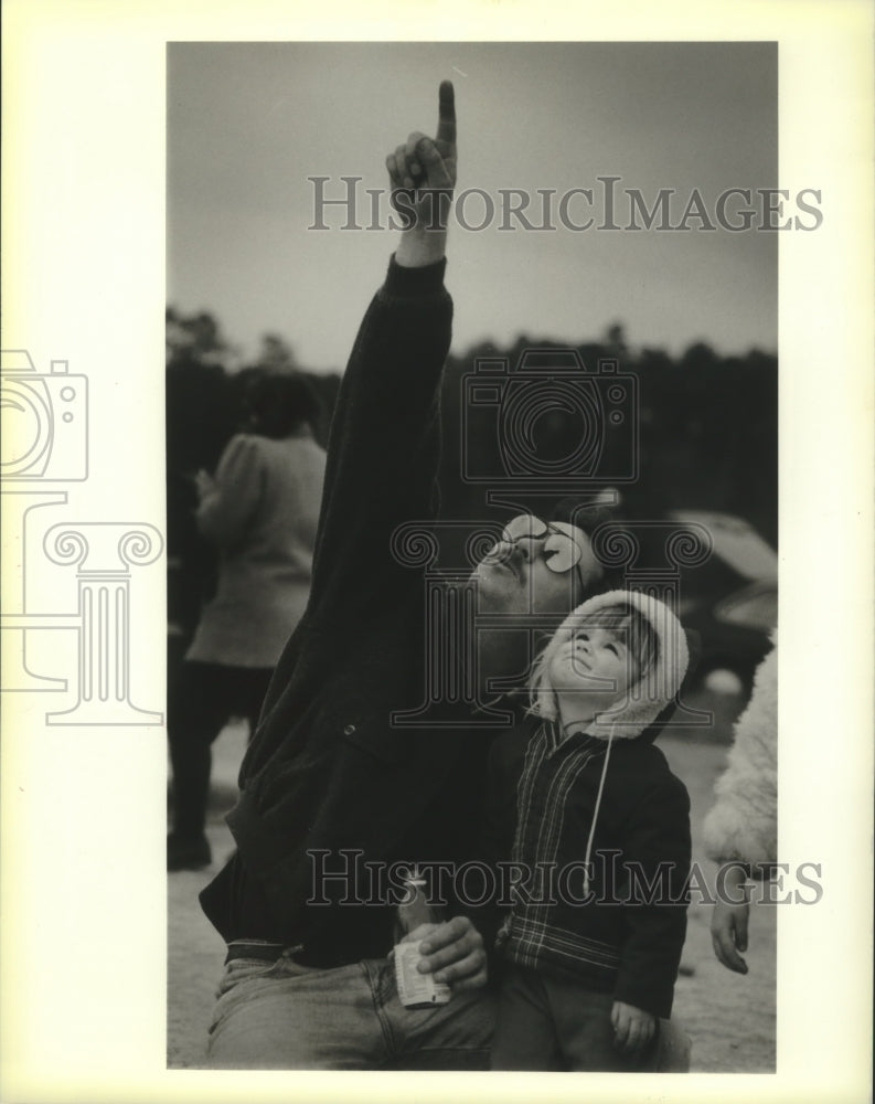 1989 Press Photo George Foley and his daughter, Bridget, watch rocket blast off - Historic Images