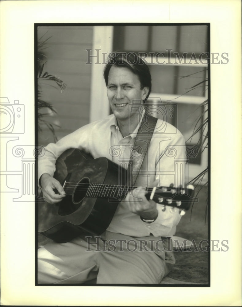 1993 Press Photo Pat Flory plays guitar in front of house in New Orleans - Historic Images