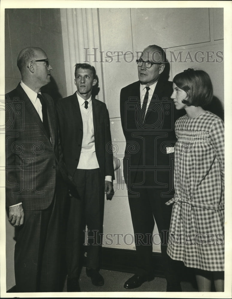 1965 Press Photo Harold Graf discusses Holiday Science at Tulane University - Historic Images