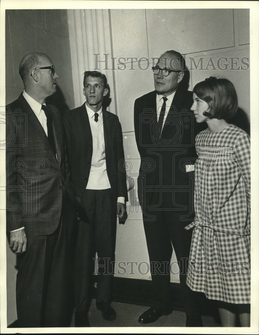 1965 Press Photo Harold Graf discusses Holiday Science at Tulane University - Historic Images