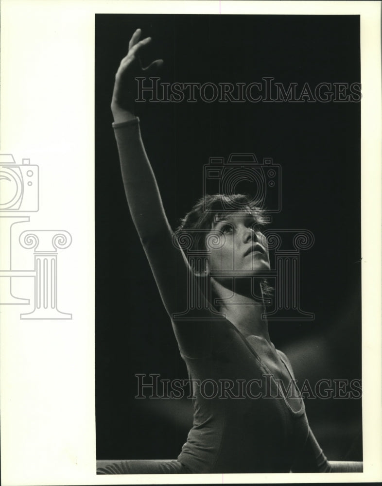 1987 Press Photo Christy Curry works on her ballet form at Loyola - Historic Images